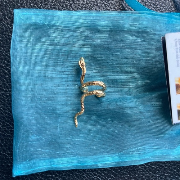 Snake Ear Climber - Gold tone, amazing detail - Picture 3 of 6